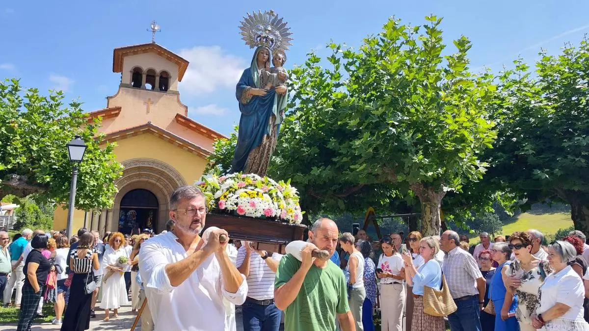 A la Virgen de la Salud de Lieres va todo el pueblo: "Hay mucha fe y la tradición familiar de acudir pasa de generación en generación"