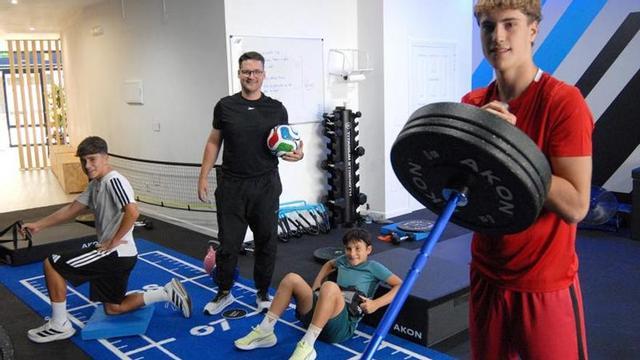Alberto Rey Molano, en su gimnasio junto a Izan, Matías y Pedro. | BERNABÉ/JAVIER LALÍN
