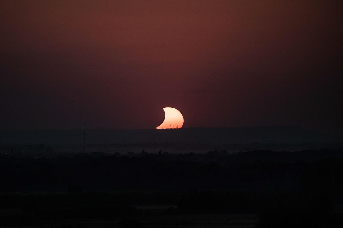 Uno de los instantes captados del eclipse solar desde Juslibol