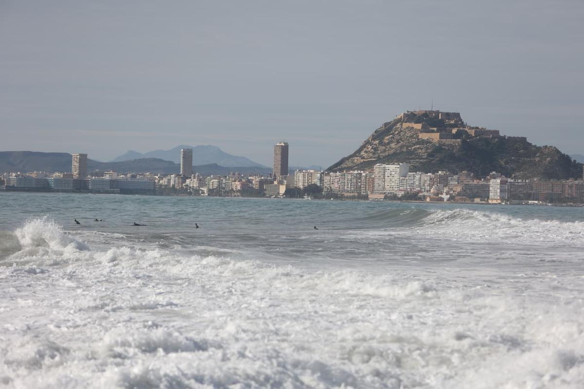 El temporal reúne a surfistas en busca de las mejores olas en la Caleta