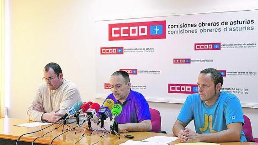 Por la izquierda, Oliver Iglesias, Pablo Barroso y Jorge González, ayer, en la sede de CC OO en Oviedo.