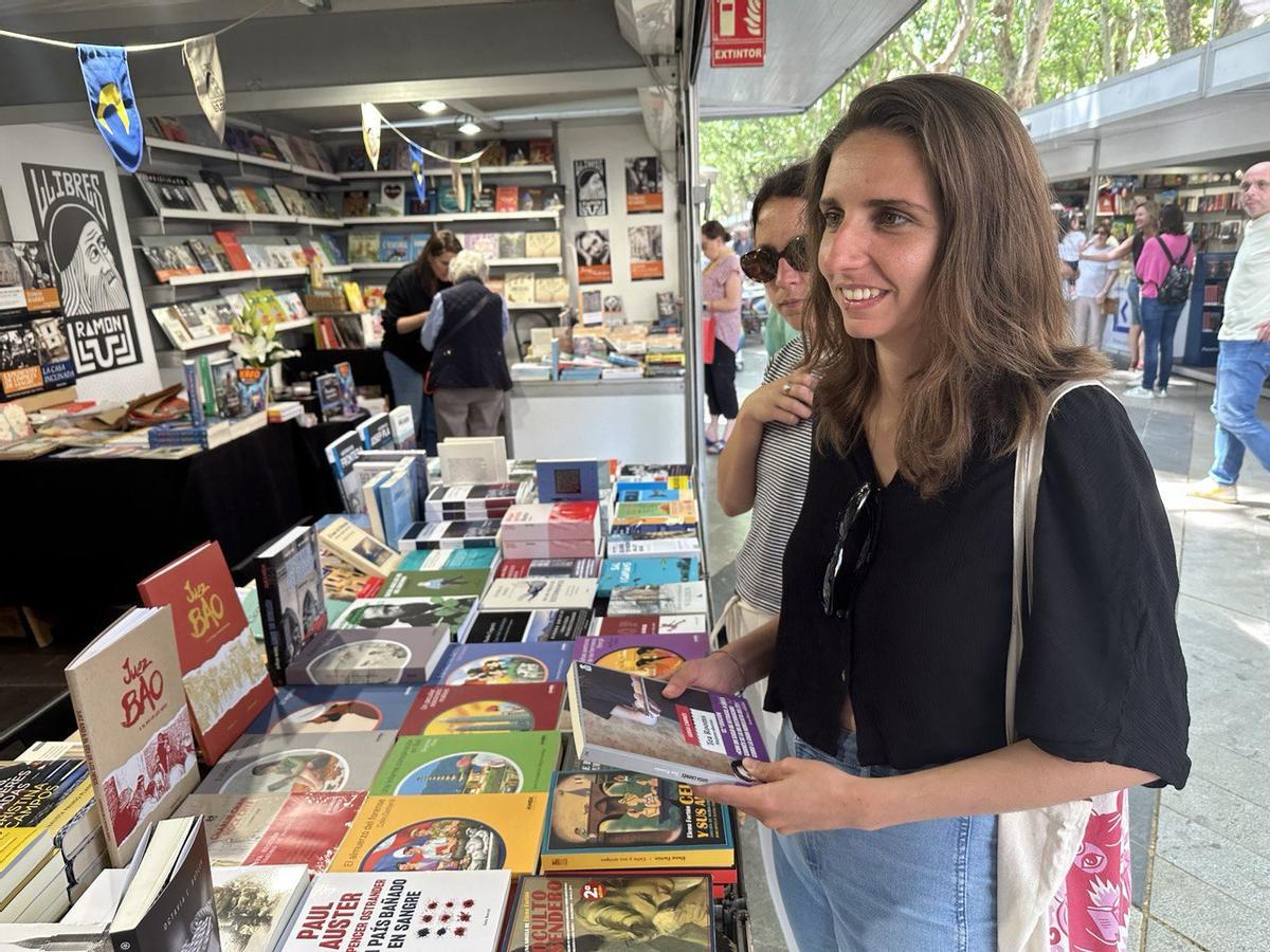 Lucía Muñoz, en la feria del Libro durante la jornada de reflexión.