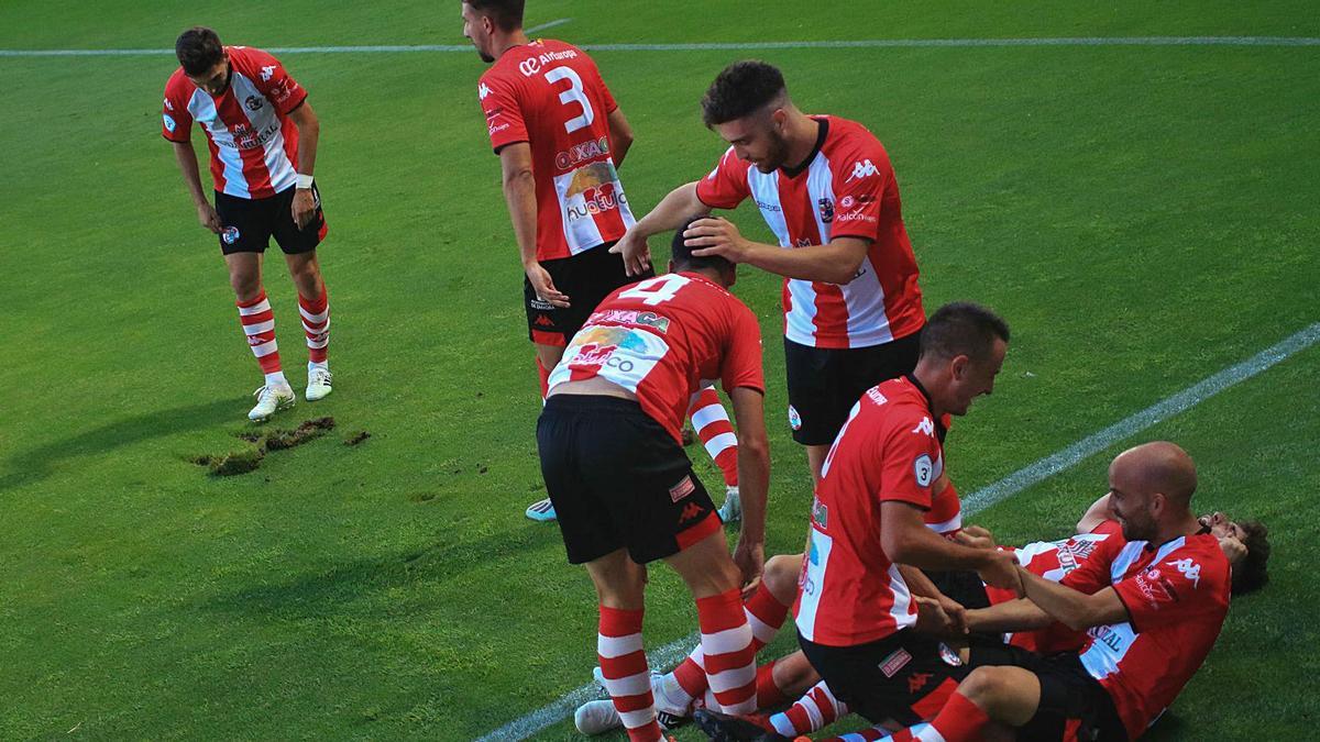 El equipo celebra el gol de Sergio García ante la Segoviana. | J. L. F.