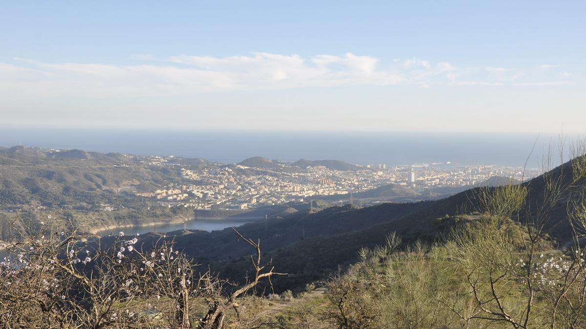 Vista de Málaga y el embalse del Limonero.