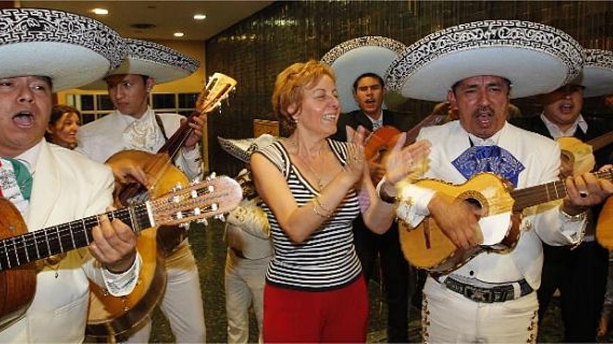 Rosa Fuster, anoche rodeada del grupo de mariachis que amenizó la jornada electoral tras conocer el resultado del escrutinio que la confirmaba como ganadora.