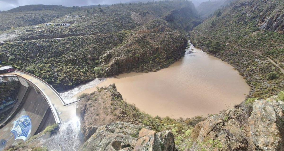Gran cantidad de agua en la presa de El Río, en el municipio de Arico. | E. D.