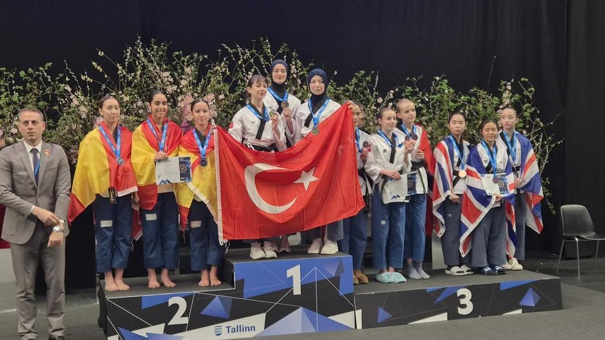 La mallorquina Noa Campillo subió al podio europeo con las representantes turcas y británicas.