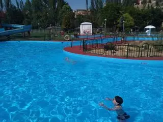 El PSOE de Benavente denuncia la falta de supervisión en el tobogán de las piscinas