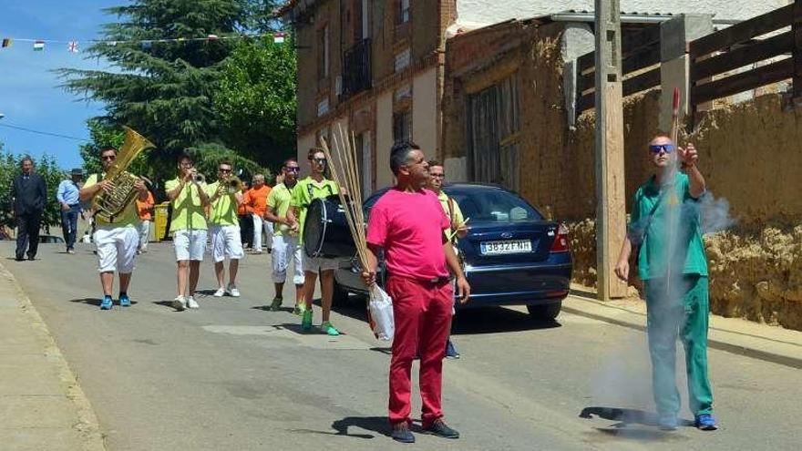 No faltaron cohetes para animar la jornada festiva.