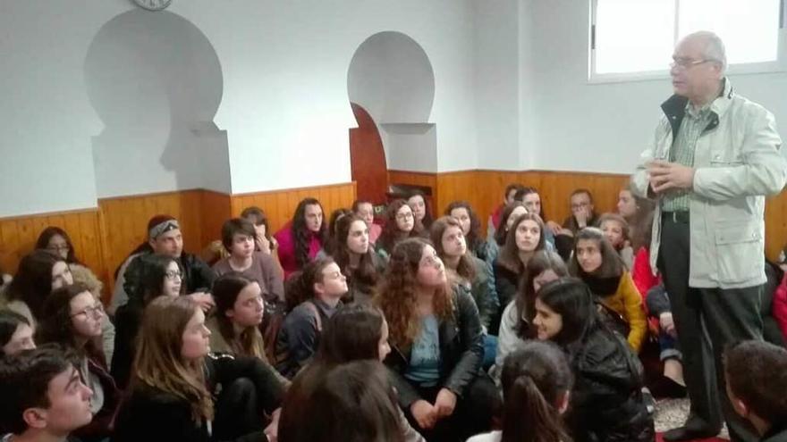 Los alumnos de religión católica del Instituto de Infiesto visitan a la comunidad islámica en Oviedo.