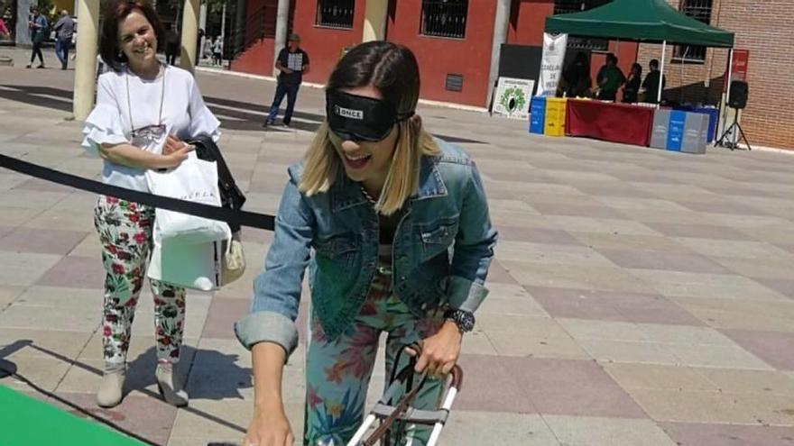 La Plaza de España de Molina de Segura acogía en mayo una exhibición de perros guía de la ONCE para mostrar cómo dan seguridad y movilidad a las personas ciegas.