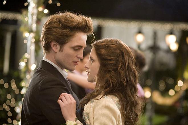Robert Pattinson y Kristen Stewart son Edward Cullen y Bella Swan en la saga 'Crepúsculo'