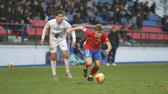 Justino Barbosa, de la UD Ourense, conduce el balón ante Millán. |  Iñaki Osorio