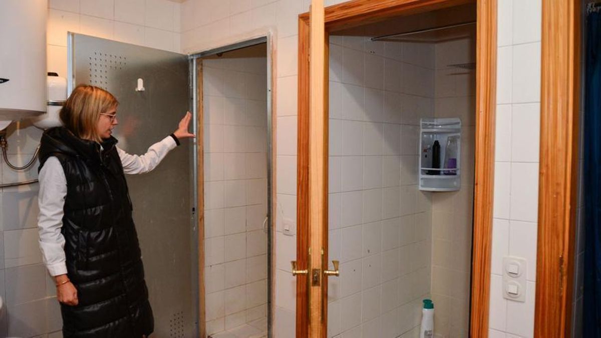 Zona de duchas ubicadas en el comedor de Cáritas de Plasencia para personas sin hogar.
