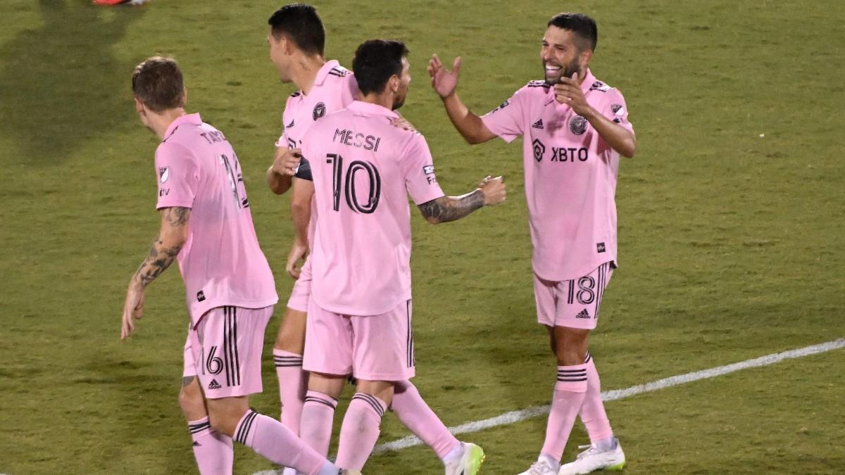 Jordi Alba y Messi, celebrando el gol del argentino