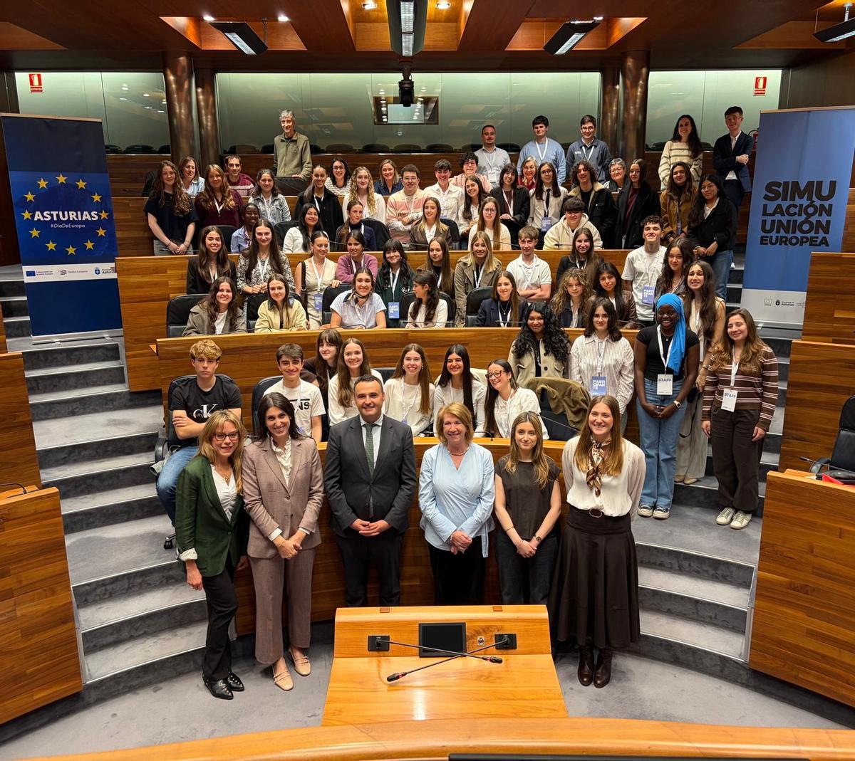 Guillermo Peláez y Cecilia Fernández, en el centro, con los estudiantes, profesores y organizadores de debate.