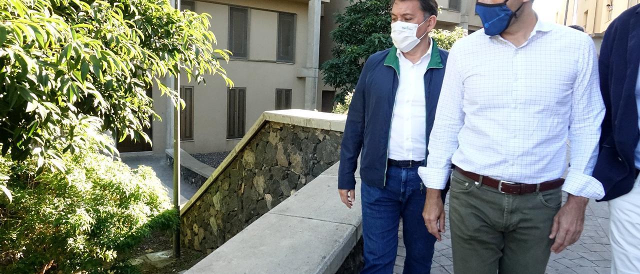El alcalde de Santa Cruz y el edil de Hacienda recorren el barrio de Añaza.