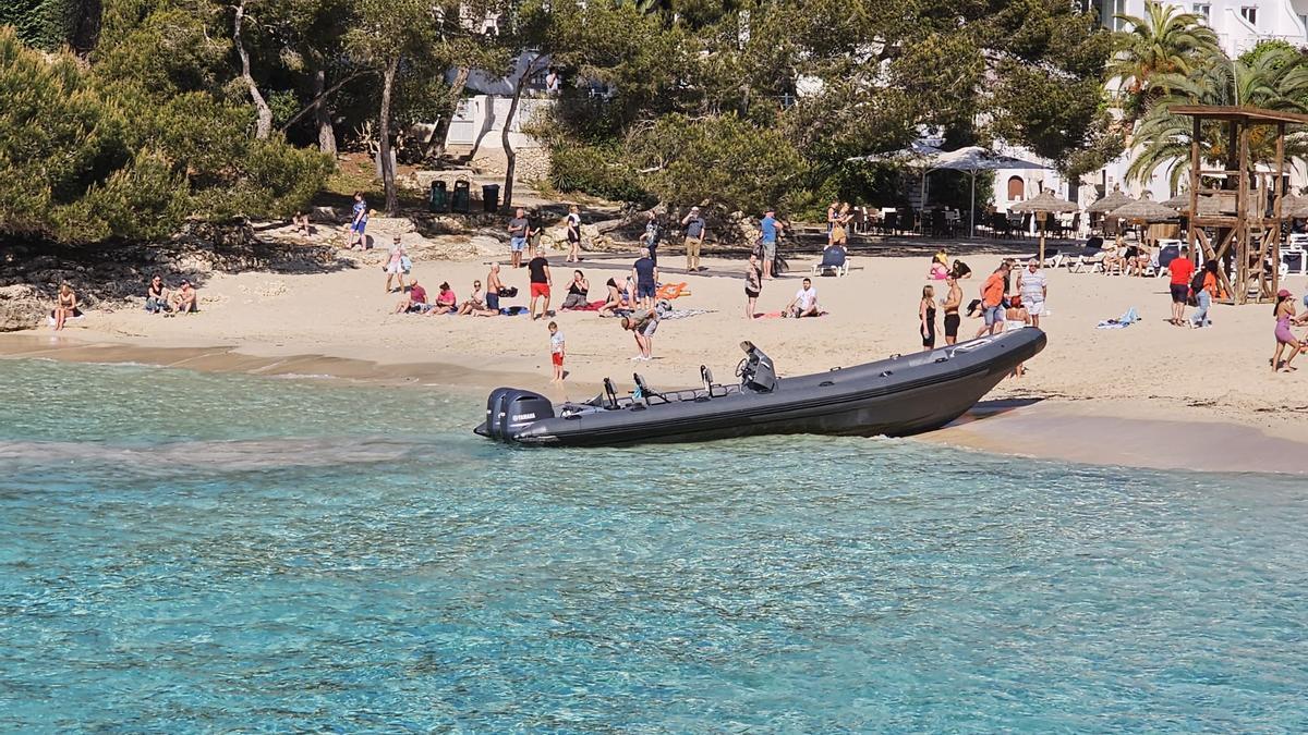 Das Schnellboot am Strand von Cala d'Or auf Mallorca.