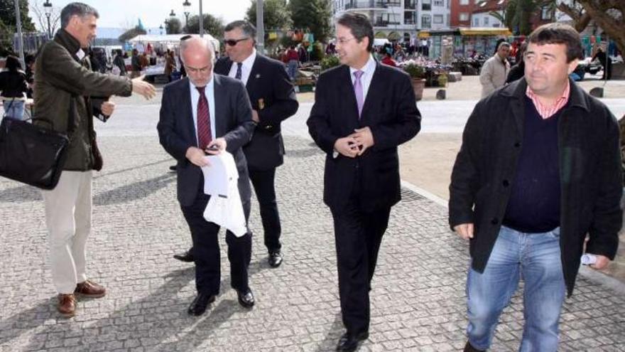Durán, junto a Miguel Pérez, a su llegada al consistorio de O Grove. // Muñiz