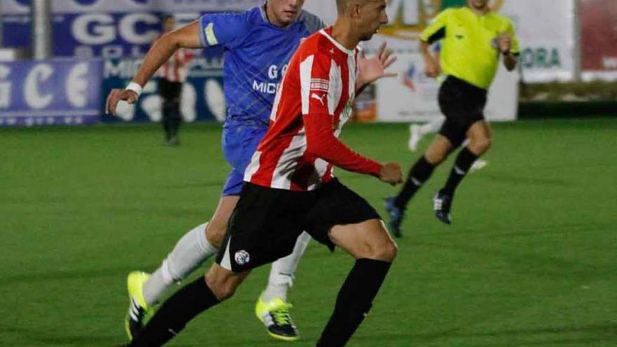 Coque conduce el cuero durante el derbi del pasado miércoles entre GCE Villaralbo y Zamora.