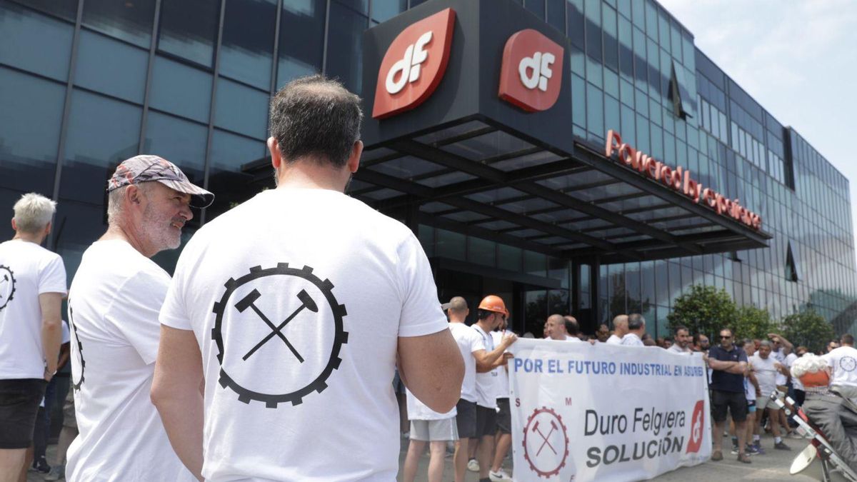 Protesta de trabajadores de Duro Felguera ante la sede de la compañía en Gijón. | Juan Plaza