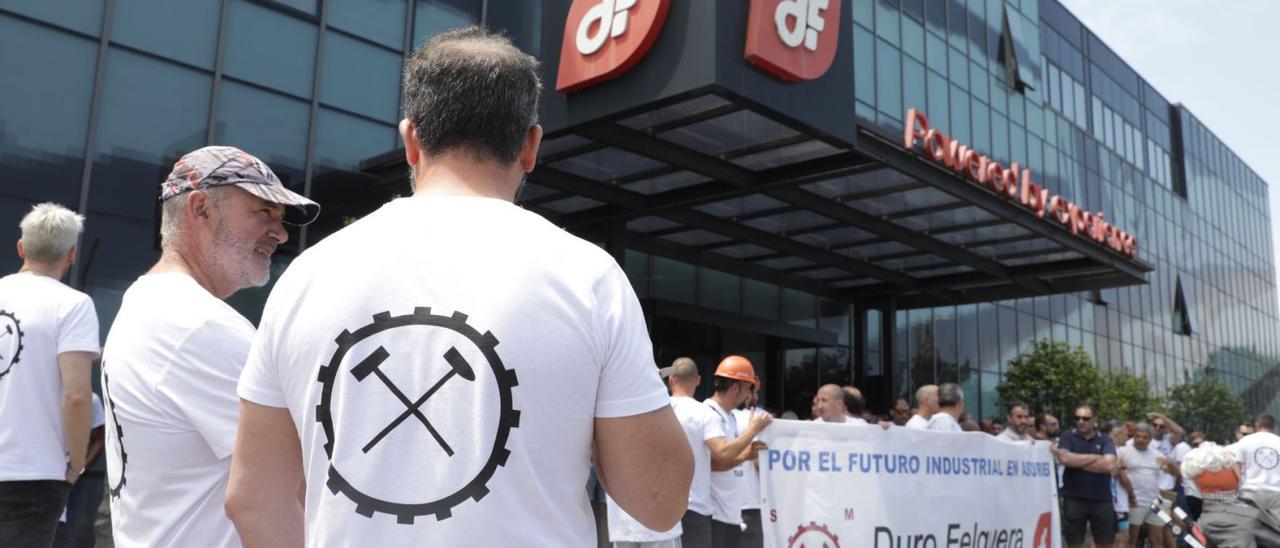 Protesta de trabajadores de Duro Felguera ante la sede de la compañía en Gijón, el pasado julio. | Juan Plaza