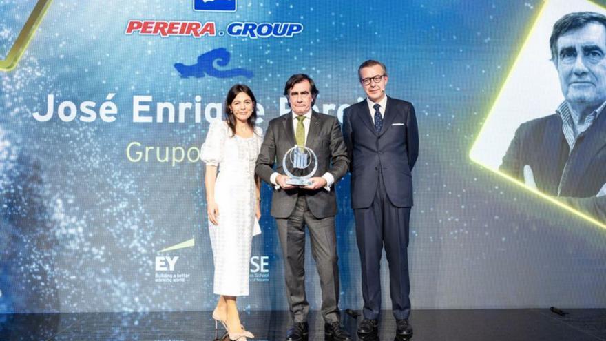 José Enrique Pereira, ayer recibiendo el premio de EY.   | // FARO