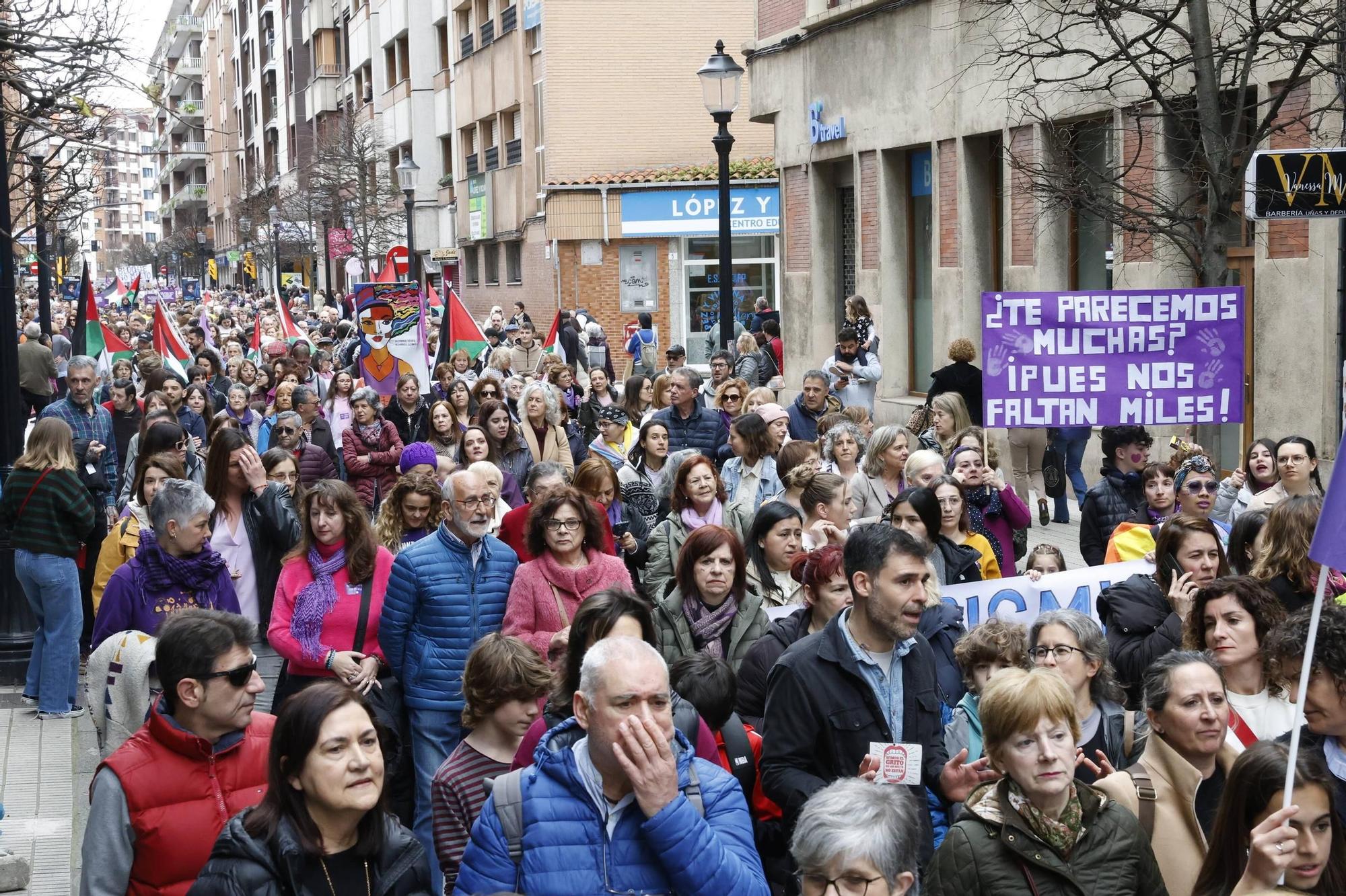 EN IMÁGENES: Carrozas, batucada y pancartas: así ha sido la multitudinaria manifestación del 8M en Asturias