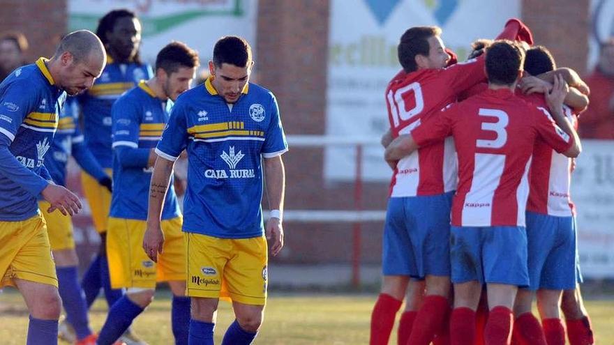 Los zamoranos, cabizbajos, tras encajar un gol del Tordesillas