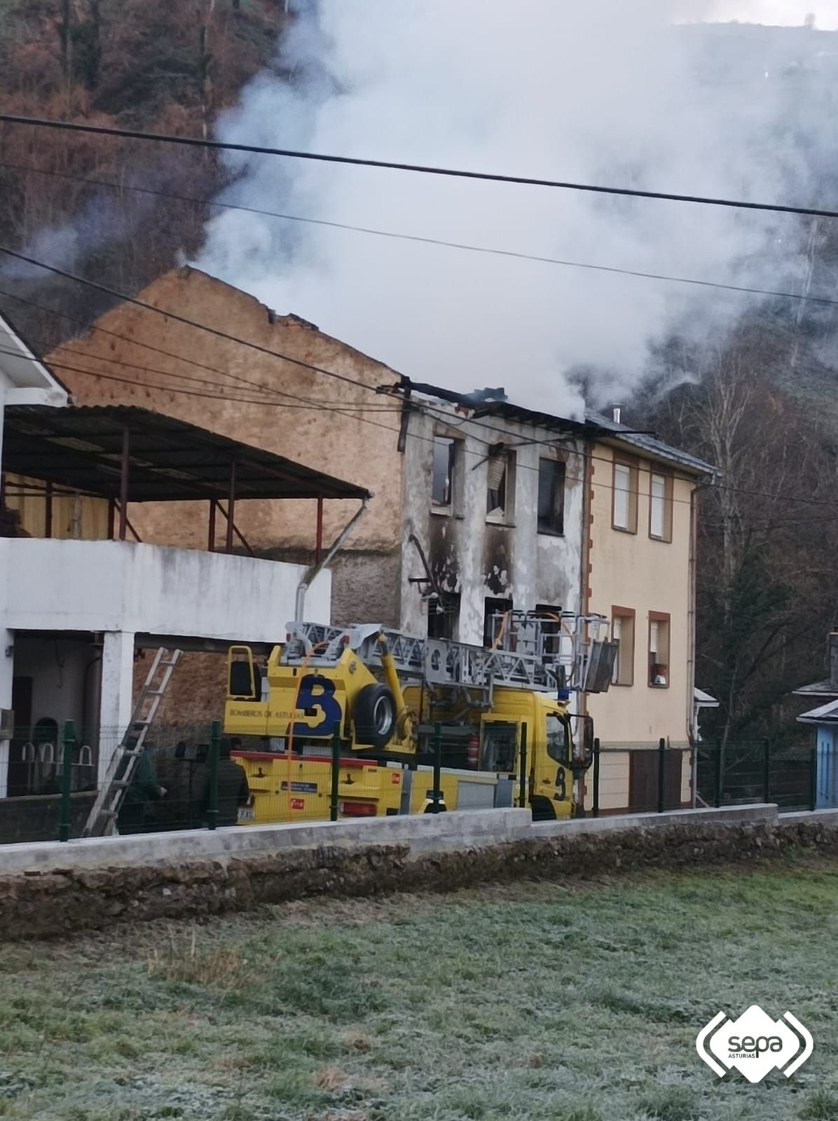 EN IMÁGENES: Muere una mujer y otra resulta herida grave en el incendio de una vivienda en Cangas del Narcea