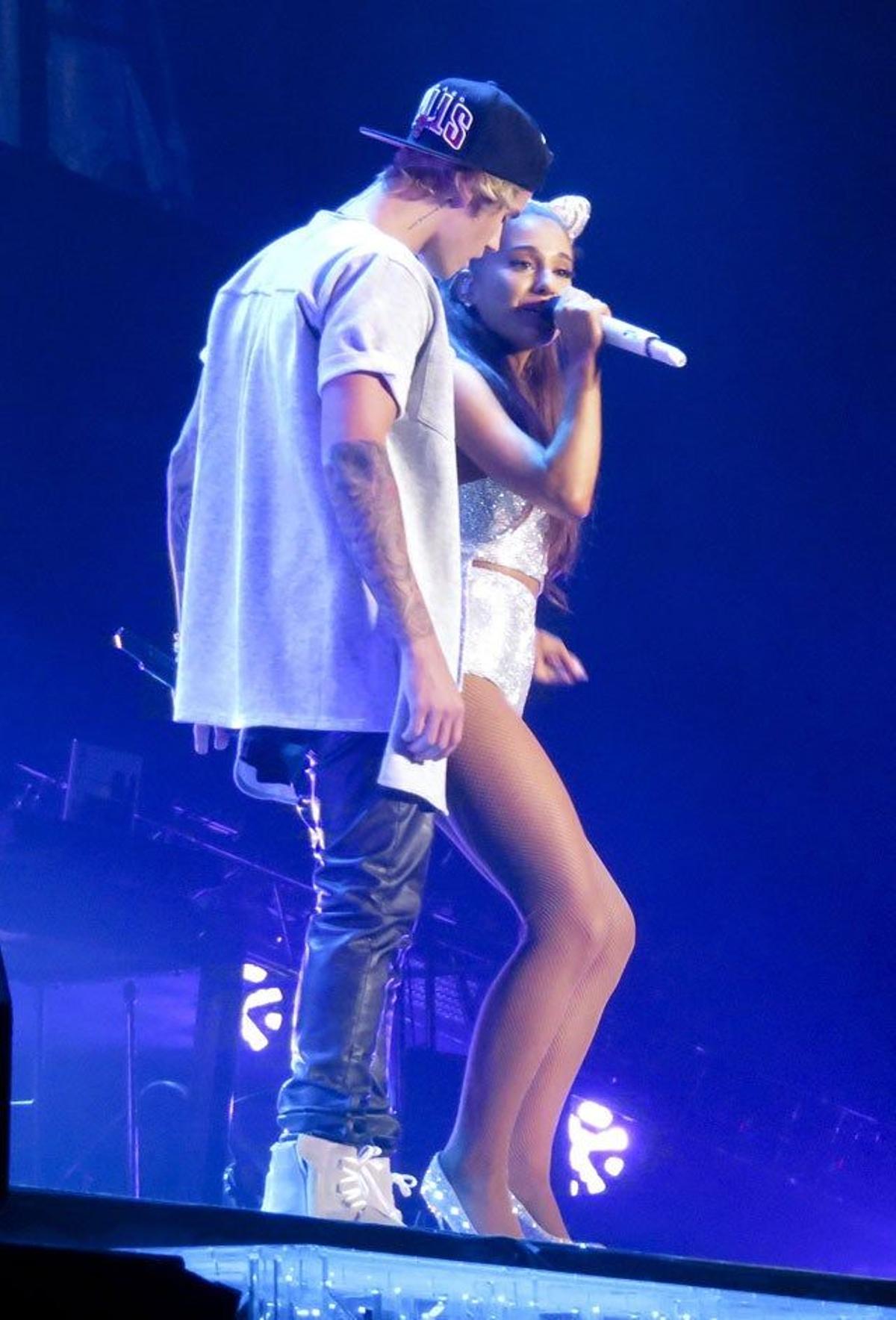 Justin Bieber se arrima a Ariana Grande