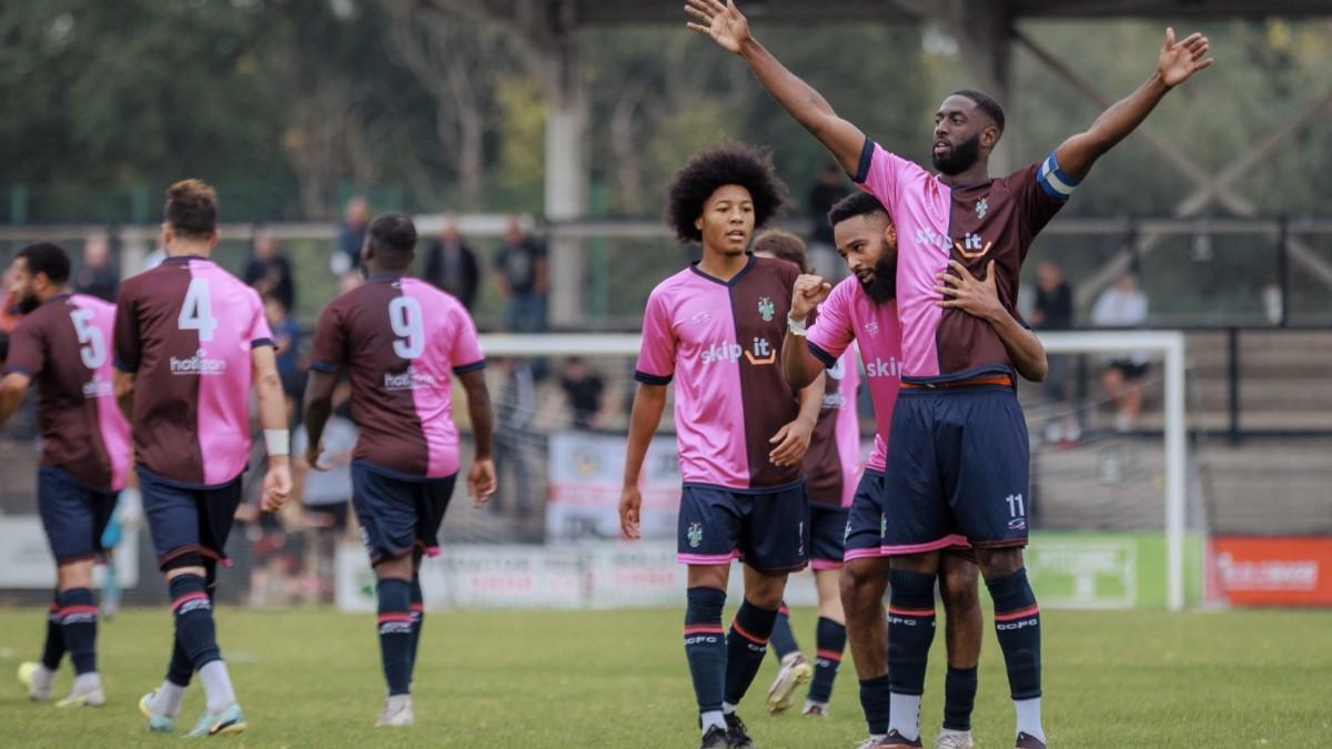 El Corinthians-Casuals FC celebra un gol esta temporada