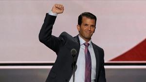 zentauroepp39260577 file photo  donald trump jr  thrusts his fist after speaking170711193517