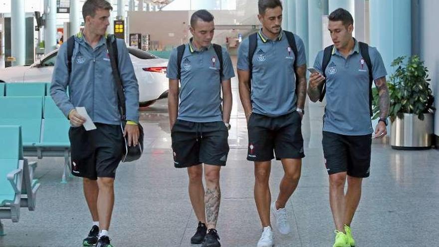 Iván Villar, Iago Aspas, David Costa y Hugo Mallo se dirigen a tomar el vuelo que trasladó ayer al Celta a Florencia. // Marta G. Brea