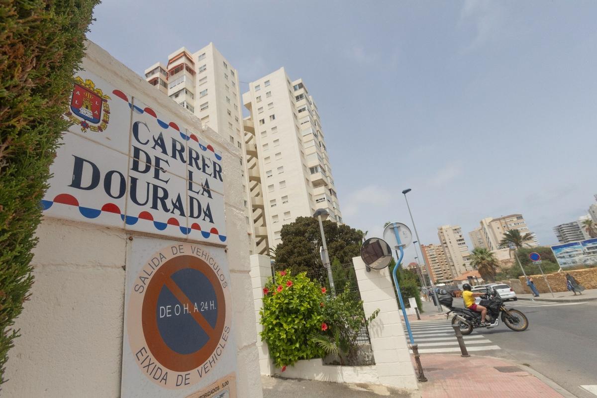 Más de cien placas de calles en Alicante con errores en el nombre