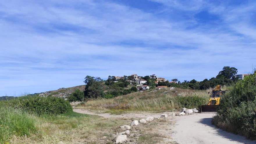 El Concello coloca barreras para evitar el paso de coches en Areamilla