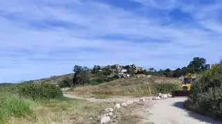 El Concello coloca barreras para evitar el paso de coches en Areamilla