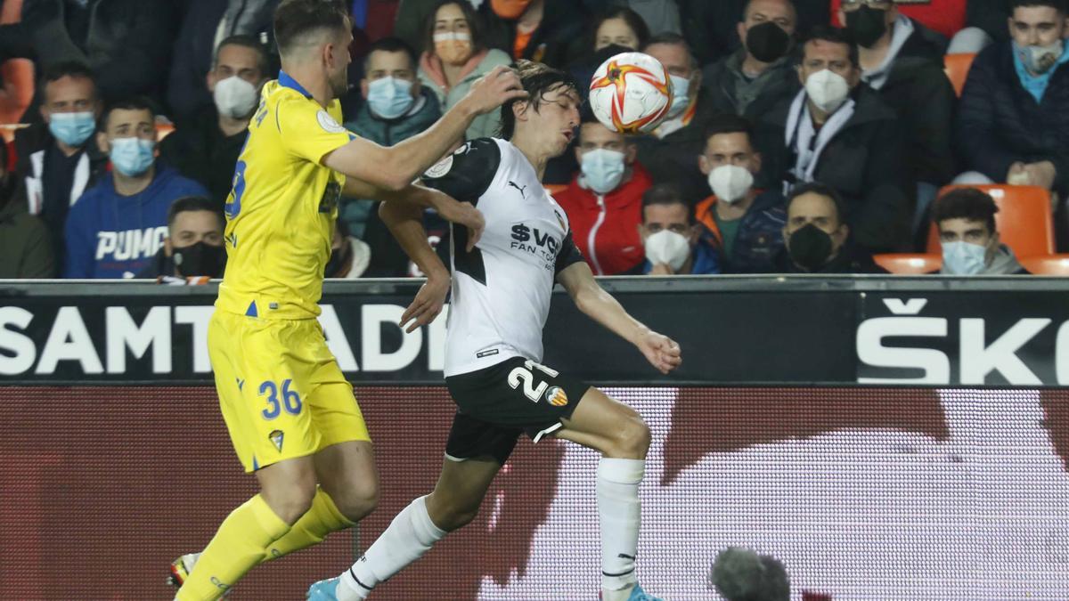 Bryan Gil en su puesta en escena en Mestalla