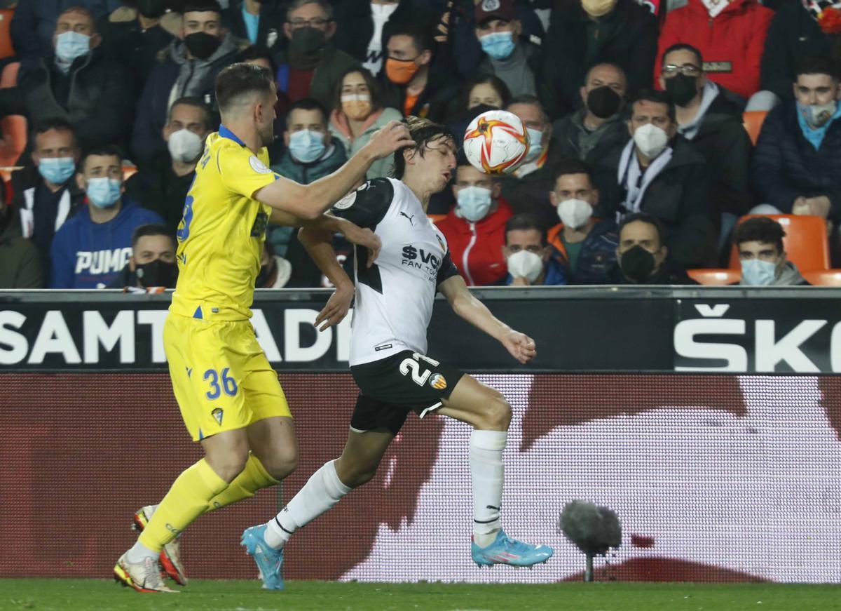 Bryan Gil en su puesta en escena en Mestalla