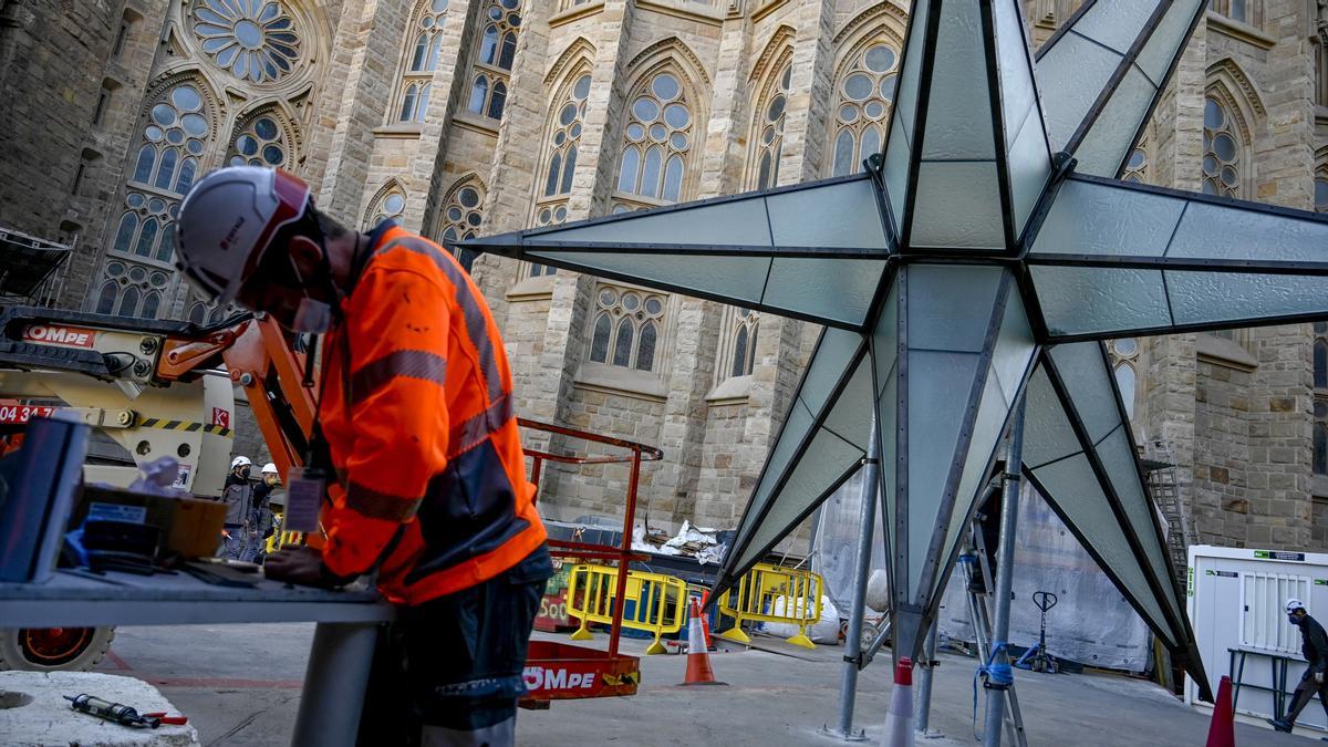 Un operario de la Sagrada Família, junto a la estrella que se colocará el 29 de noviembre