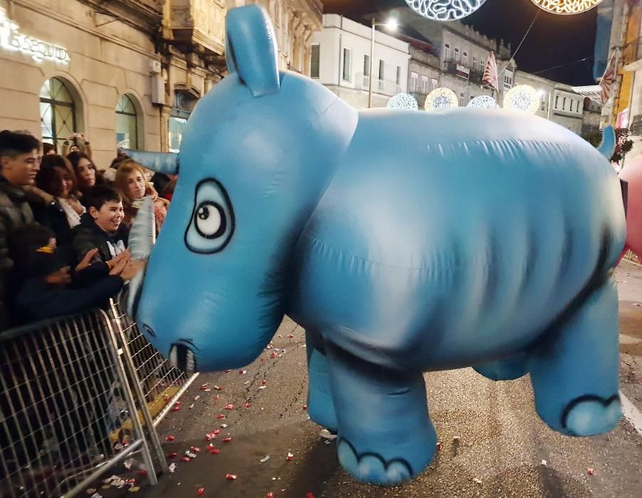 Miles de niños y niñas disfrutan junto a sus familias del desfile récord de la ciudad olívica. Melchor, Gaspar y Baltasar lanzaron caramelos desde sus carrozas.