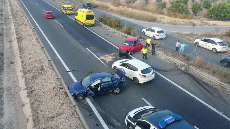 Agentes de la Guardia Civil, junto a los dos coches accidentados.