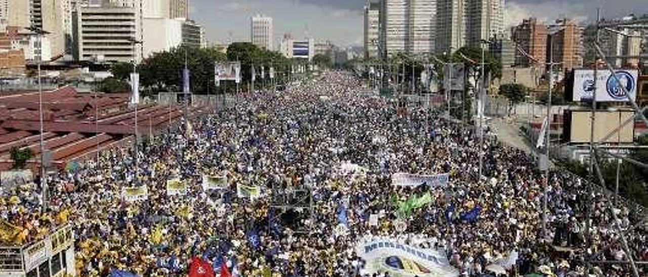 Participantes en una manifestación contra Nicolás Maduro.