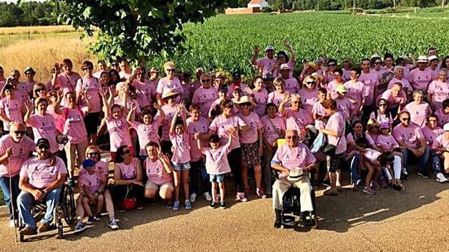 Fotografía de familia de los vecinos de Santa María que participaron en la marcha contra la violencia de género.