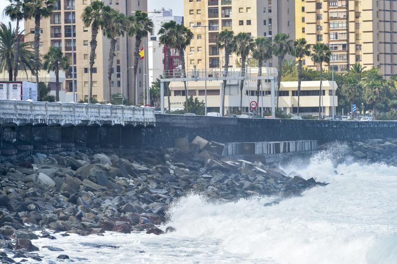 Carril derecho de la GC-1 y paseo marítimo cerrados