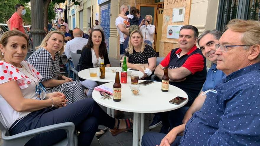 Reunión de falleros de Exposición en el bar "Autógrafo", pared con pared con el casal, donde, como bien se sabe, aún no se puede consumir.