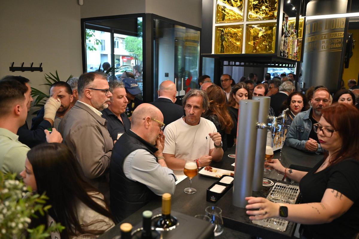 Fotogalería | Más de 150 invitados dan la bienvenida al nuevo local gastronómico con el sello de Javier Cardenal