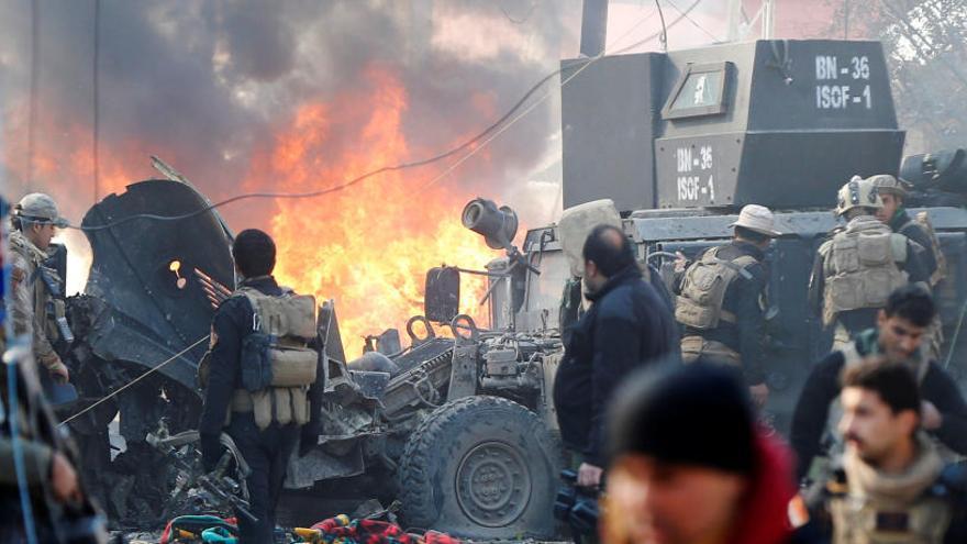 Militares en Mosul tras la explosión de un coche bomba.