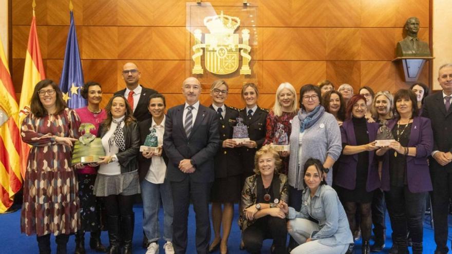 Reconocimiento 8 Esmeralda Guevara, la tercera por la izquierda, con el premio Meninas. | EL PERIÓDICO