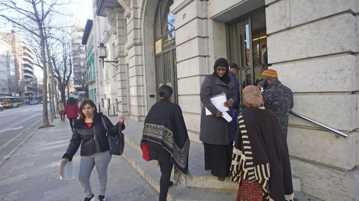 Gent a la sortida de l’Oficina d’Estrangeria (arxiu).  | MARC MARTÍ